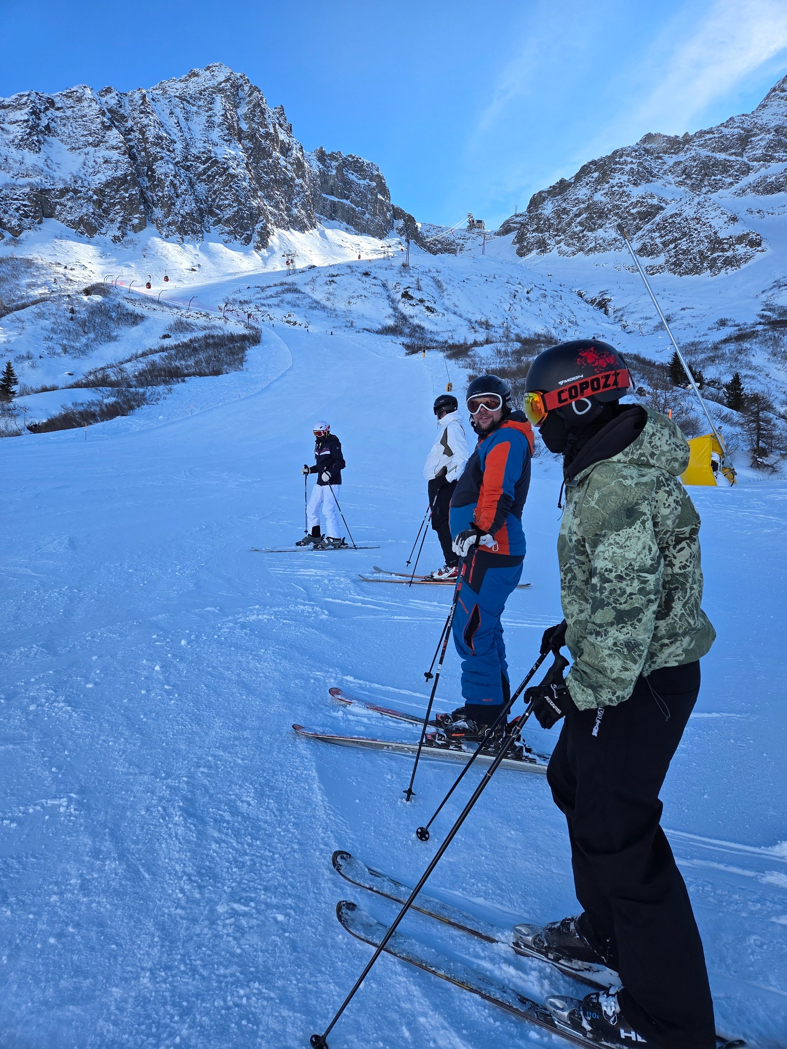Skiløbere på en bred piste